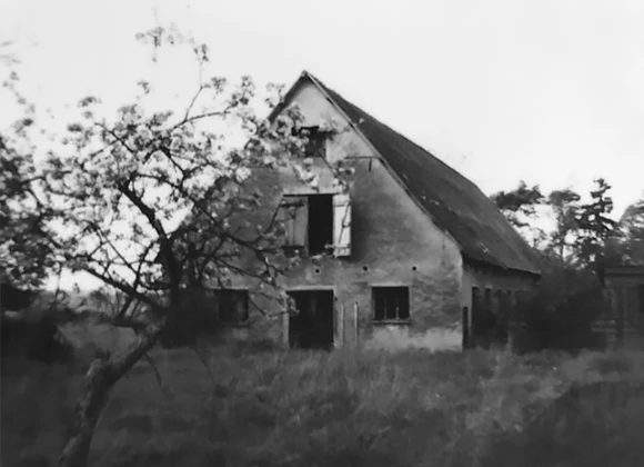 Ein schwarz-weiß Foto von dem heutigen Bürogebäude des Hunde-Service Leisterförde, vor der Sanierung