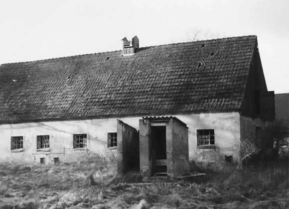 Ein schwarz-weiß Foto von der Seite des Gebäudes des Hunde-Service Leisterförde, vor der Sanierung